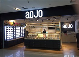 北京某品牌店铁木结合展架案例